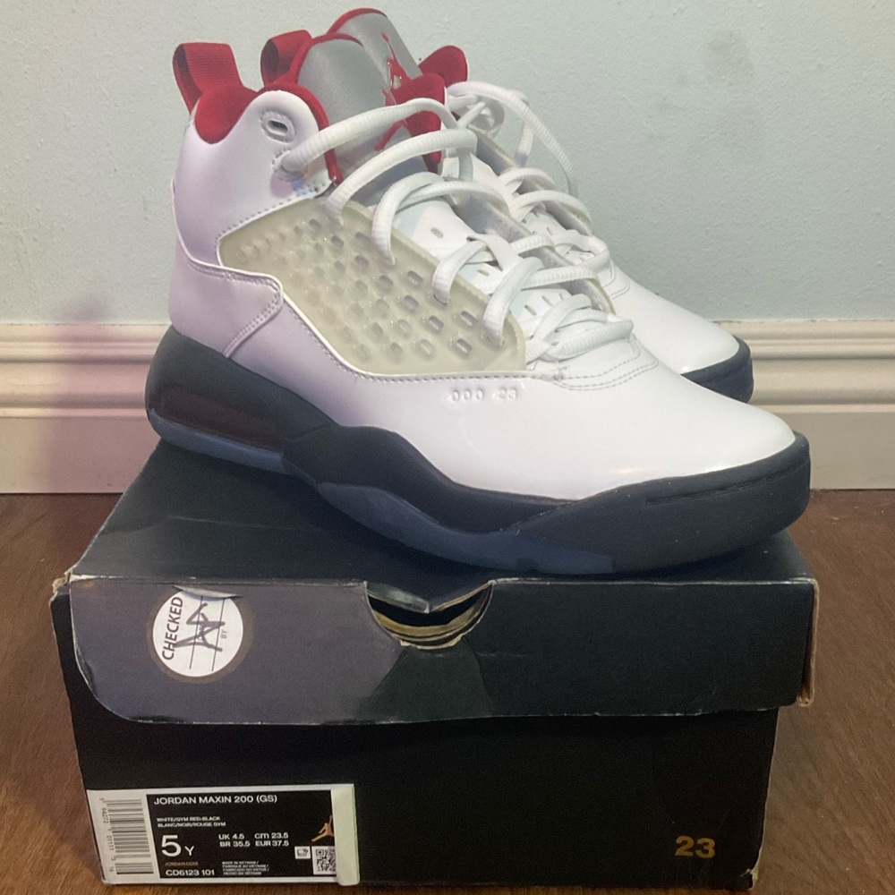 Jordan Maxin 200 (GS) Size 5Y/6.5W/4.5M WHITE/GYM RED/BLACK